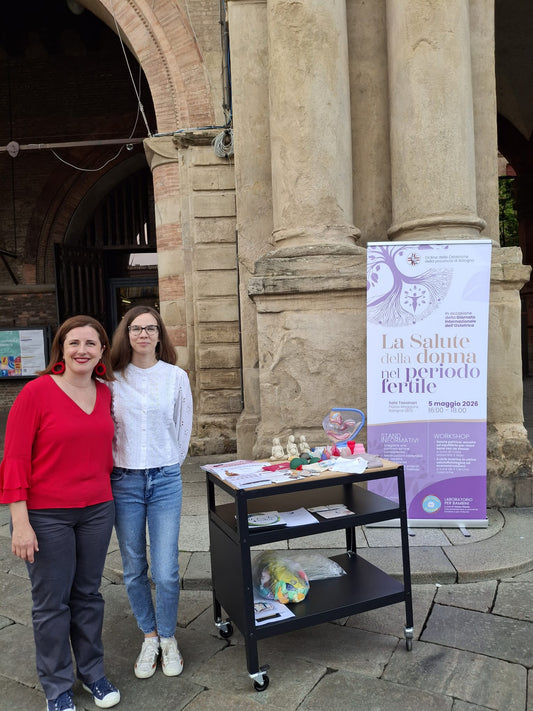Stand informativo in Piazza Maggiore a Bologna per la Giornata Mondiale delle Ostetriche 2026